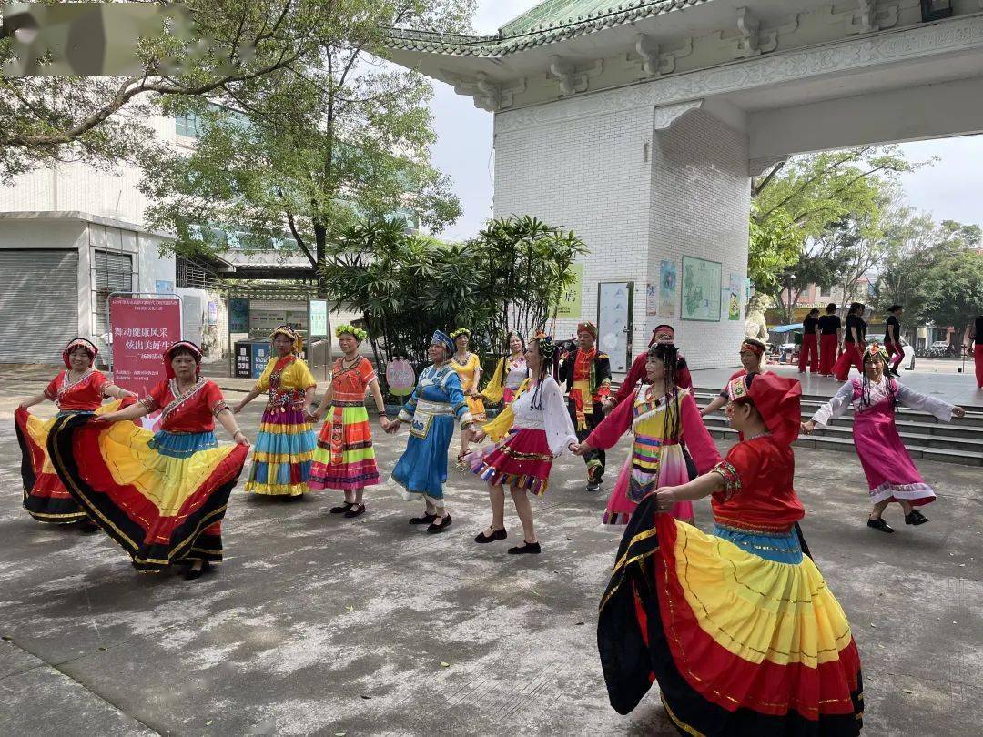 花样比赛现场掌声阵阵，气氛热烈异常的简单介绍